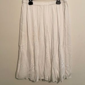 Studio West size small Calf length white skirt